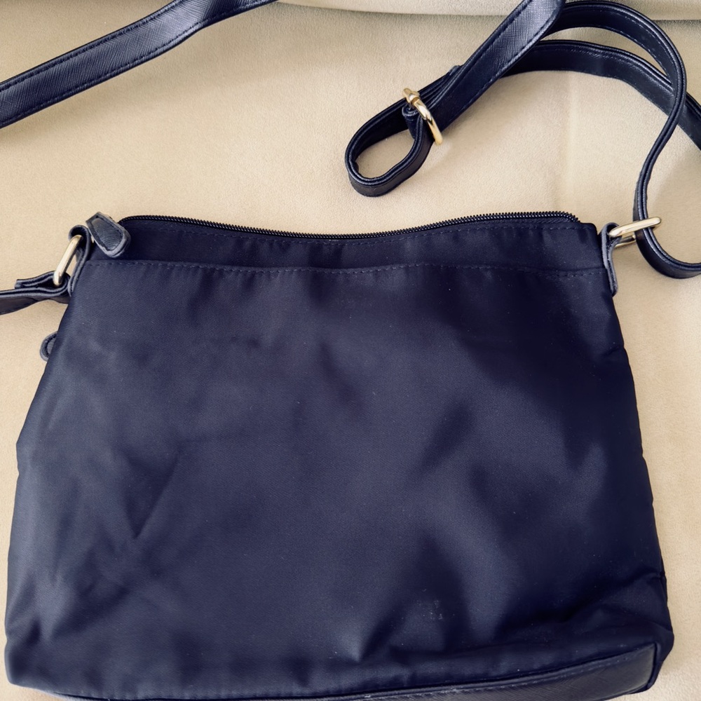 Elegant Black Crossbody Bag - Picture 2 of 2